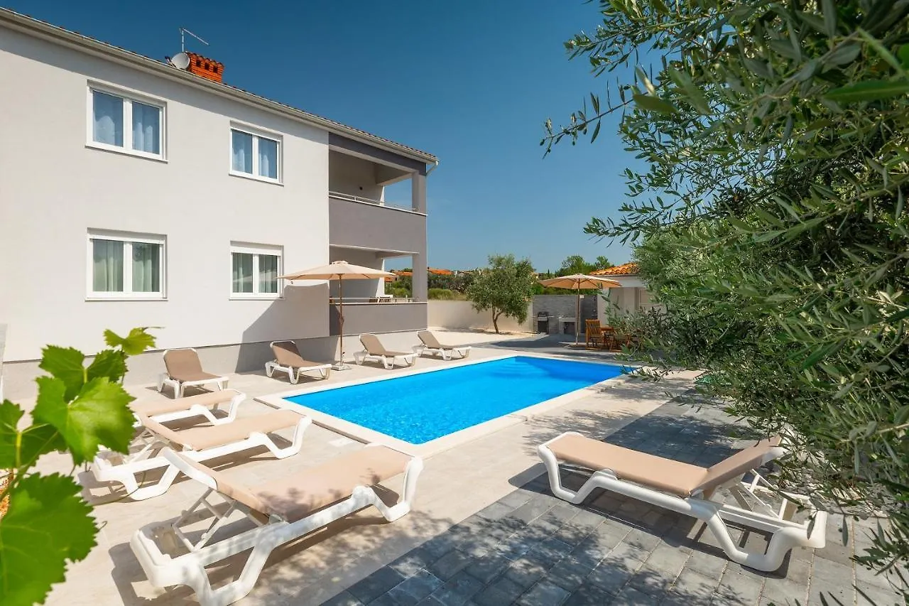 Family Friendly Apartments With A Swimming Pool Medulin - 20909