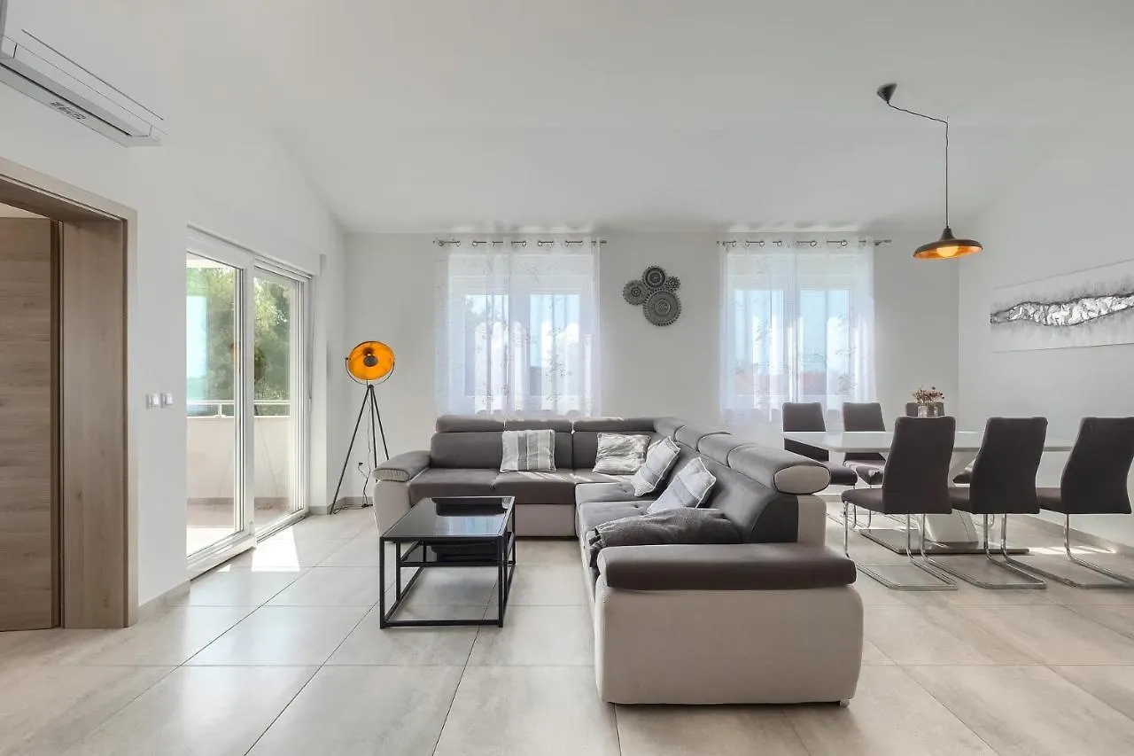 Family Friendly Apartments With A Swimming Pool Medulin - 20909 克罗地亚