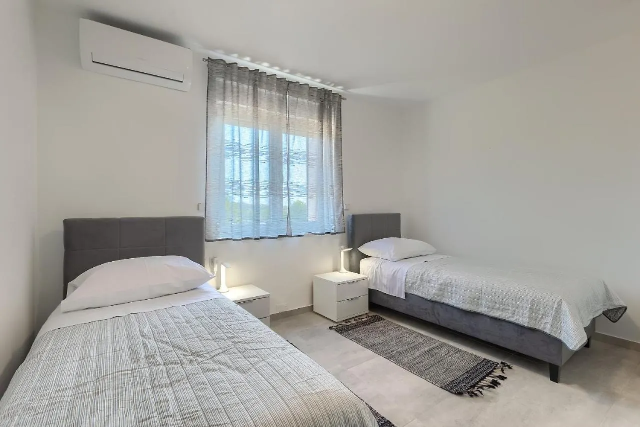 Family Friendly Apartments With A Swimming Pool Medulin - 20909