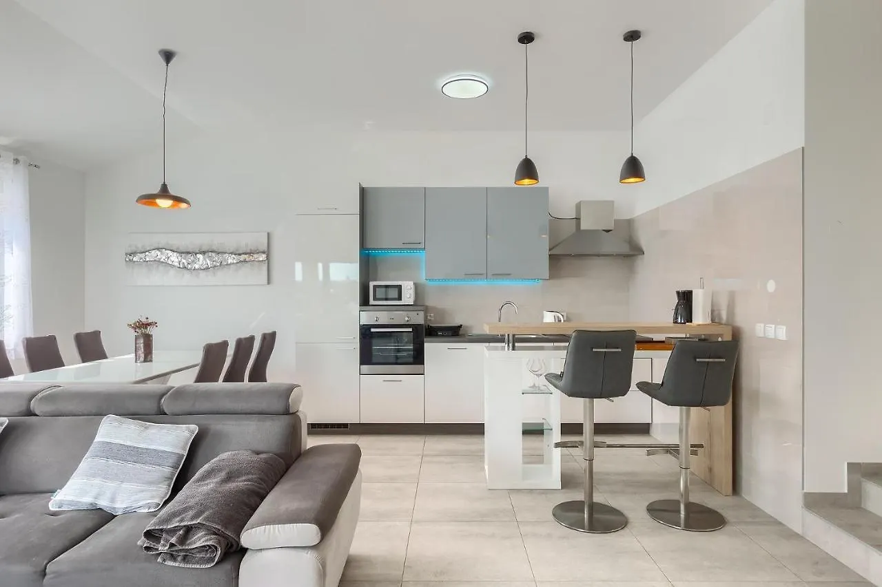 Family Friendly Apartments With A Swimming Pool Medulin - 20909