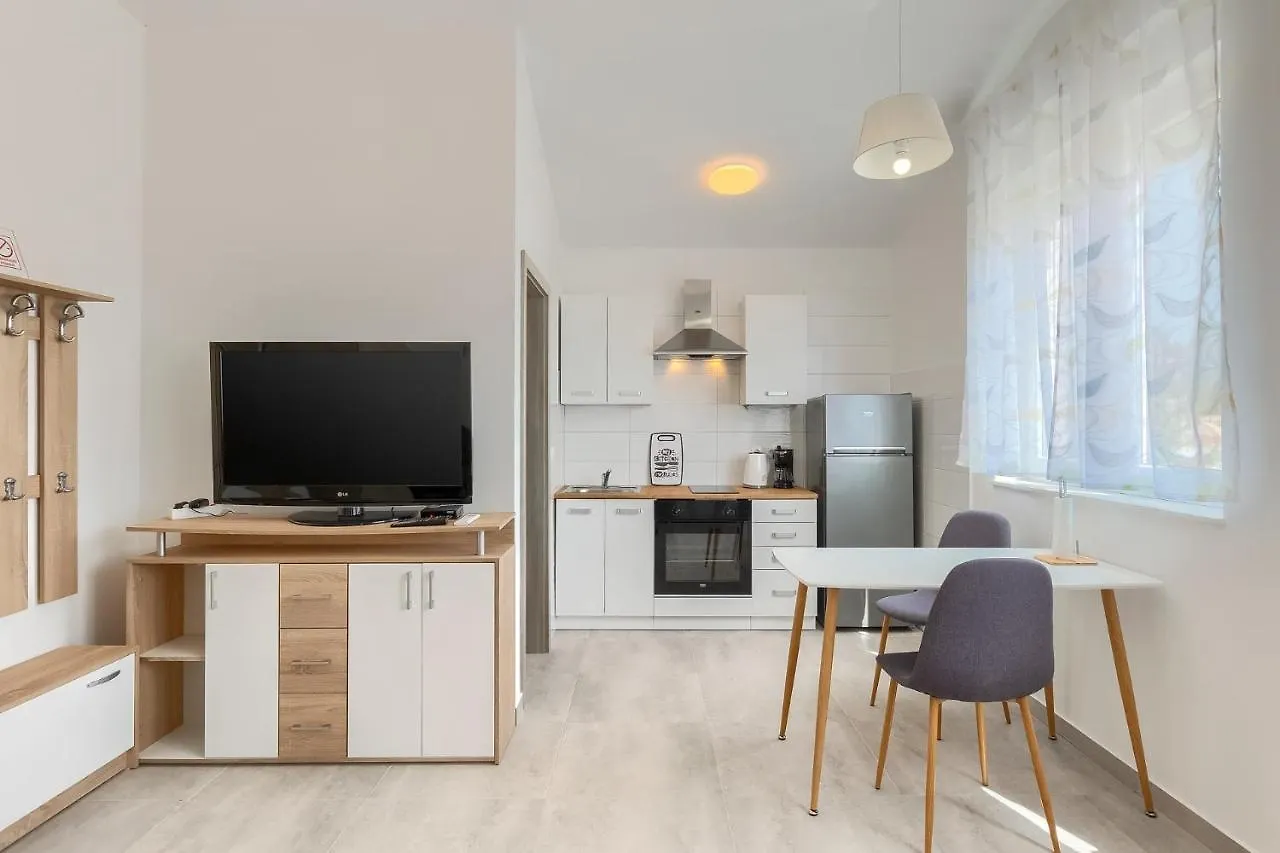 Family Friendly Apartments With A Swimming Pool Medulin - 20909